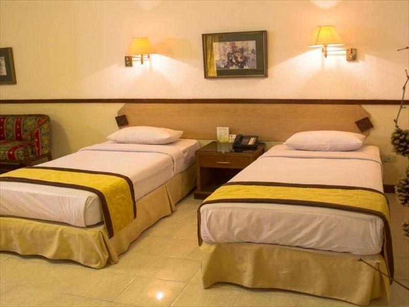 Taman Sari Hotel Dan Resort Сукабуми Екстериор снимка