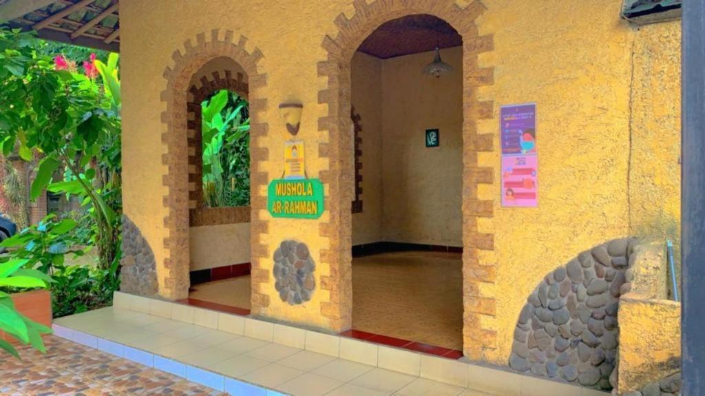 Taman Sari Hotel Dan Resort Сукабуми Екстериор снимка