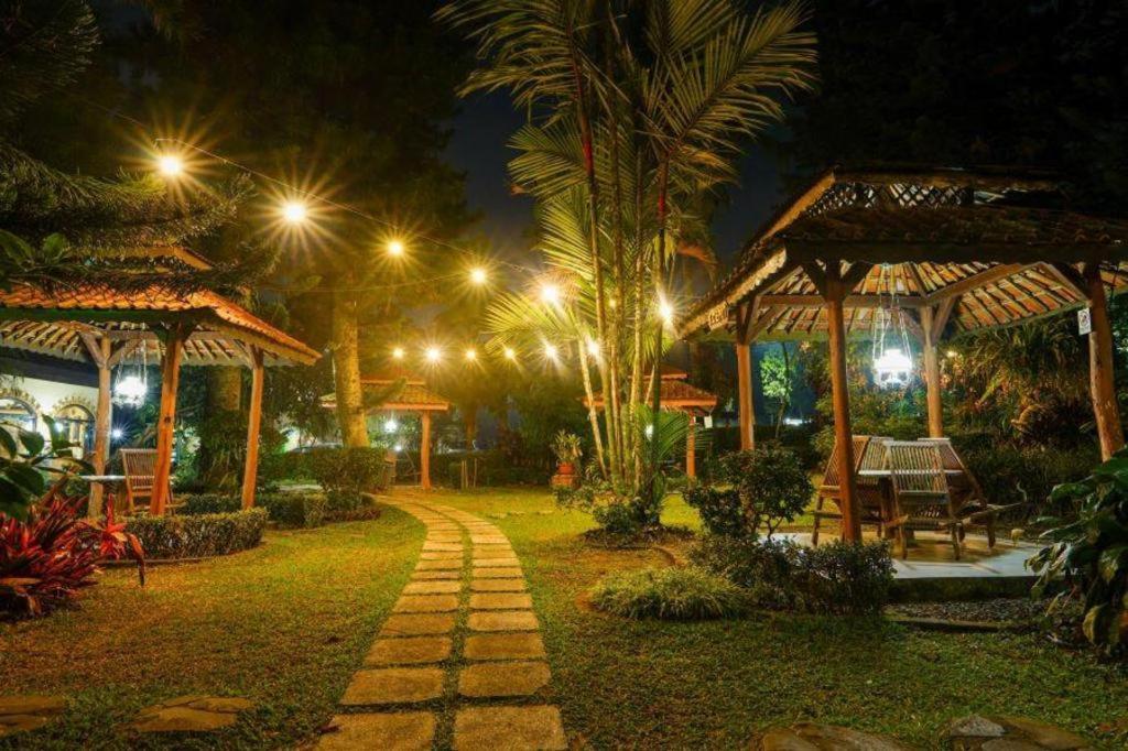 Taman Sari Hotel Dan Resort Сукабуми Екстериор снимка