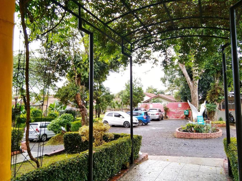 Taman Sari Hotel Dan Resort Сукабуми Екстериор снимка