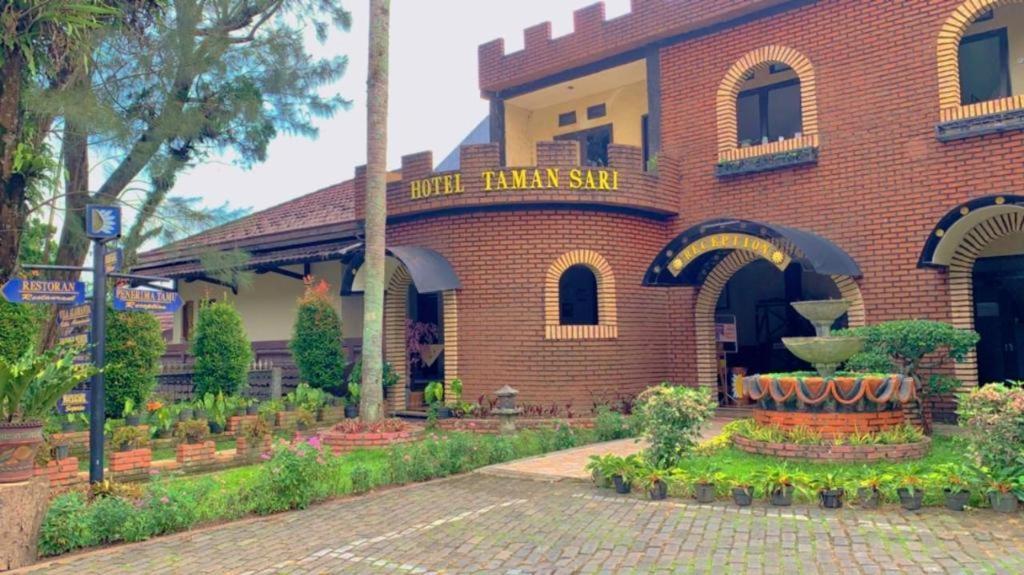 Taman Sari Hotel Dan Resort Сукабуми Екстериор снимка