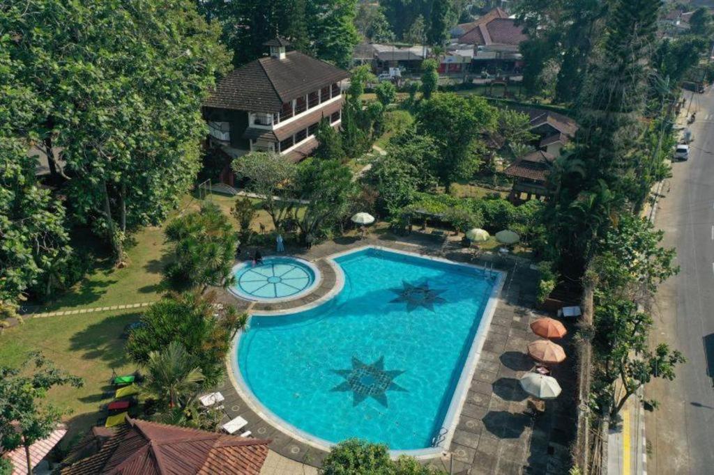 Taman Sari Hotel Dan Resort Сукабуми Екстериор снимка