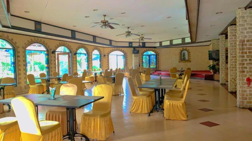 Taman Sari Hotel Dan Resort Сукабуми Екстериор снимка