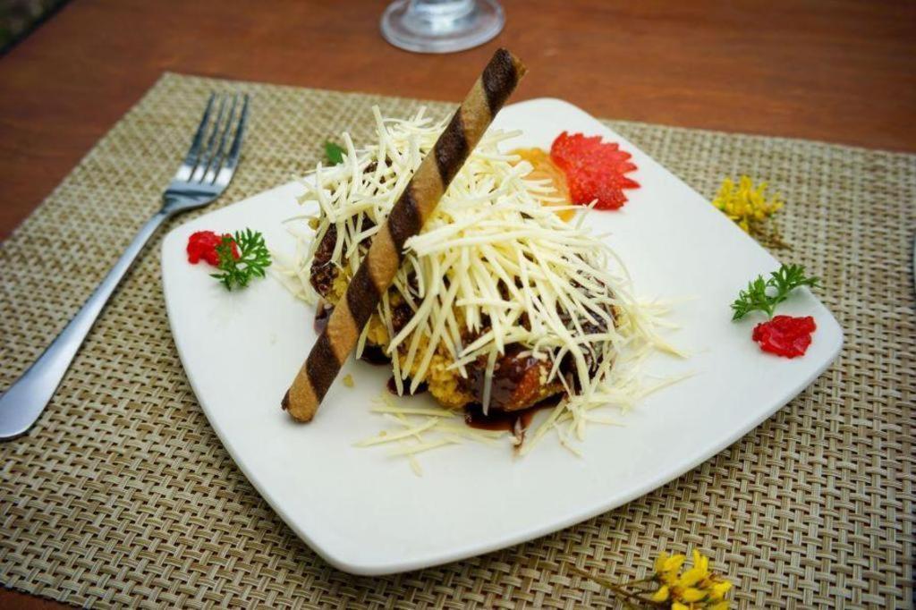 Taman Sari Hotel Dan Resort Сукабуми Екстериор снимка