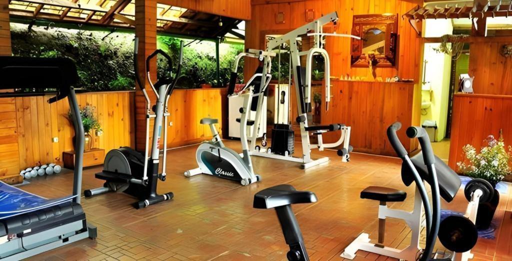 Taman Sari Hotel Dan Resort Сукабуми Екстериор снимка