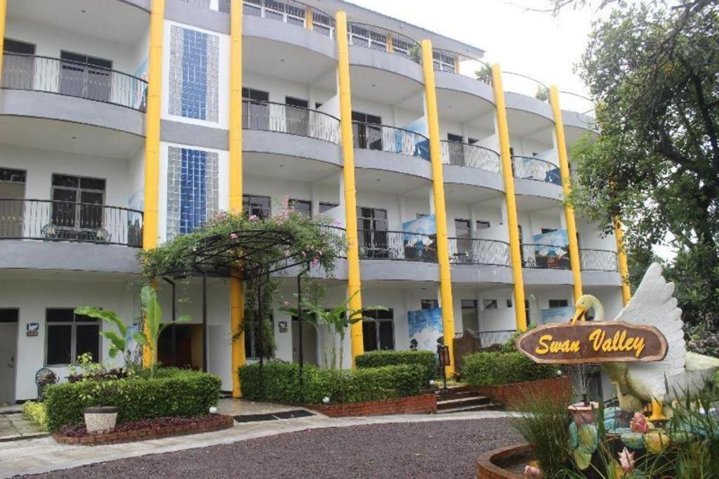 Taman Sari Hotel Dan Resort Сукабуми Екстериор снимка