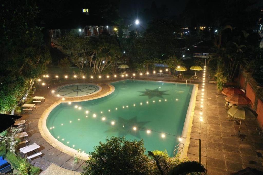 Taman Sari Hotel Dan Resort Сукабуми Екстериор снимка